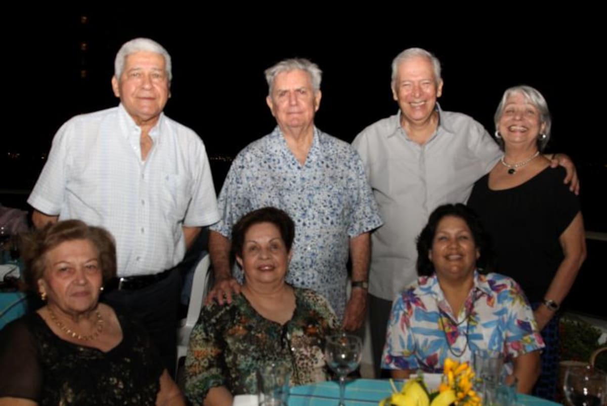 De pie: Carlos Barraza, Roberto Gómez, Alberto Arzayús y María Del Carmen de Arzayús; sentadas: Luz Estella de Barraza, Vilma Vélez y María José Bustillo. MARUJA PARRA - EL UNIVERSAL
