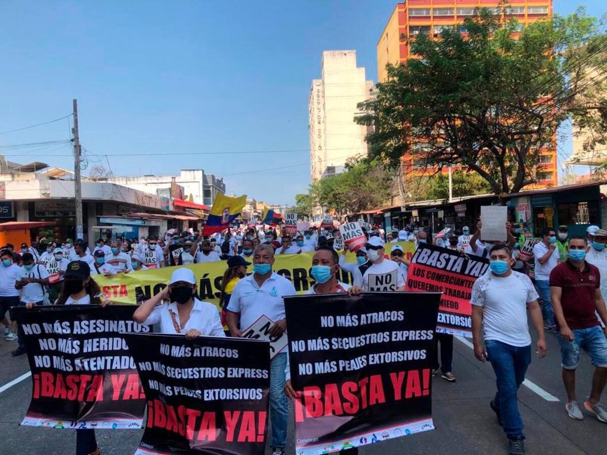 La marcha de tenderos y comerciantes estuvo acompañada por miembros de la Policía Nacional.