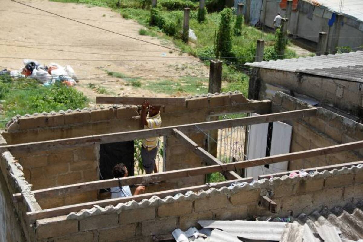 La lluvia afectó las láminas de zinc y eternit de aproximadamente 35 casas del sector Belén y Andrés Pastrana del barrio Nelson Mandela. LUIS HERRÁN - EL UNIVERSAL -