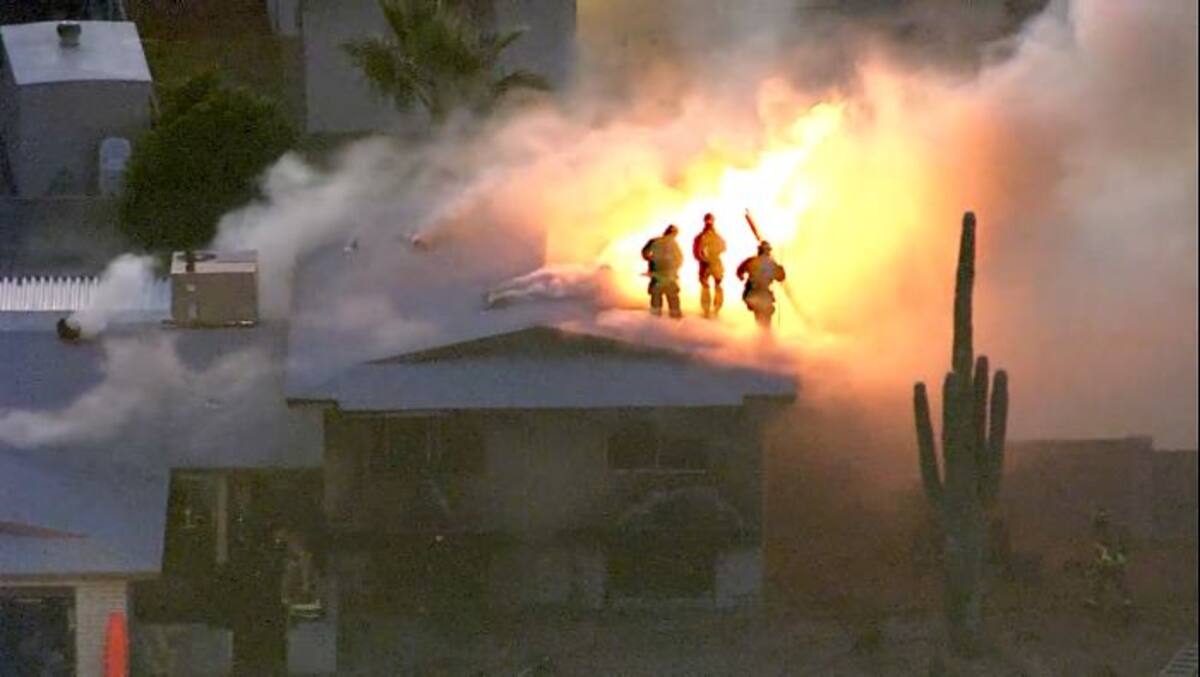 Casa en llamas en Phoenix. AP