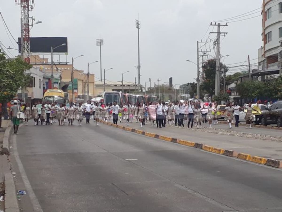 Estudiantes de Nuestra Señora de El Carmen protestan en la avenida Pedro de Heredia. Fotos/ Lila Leyva/El Universal