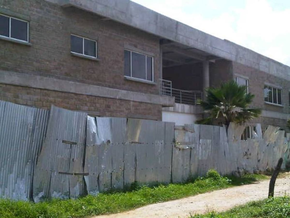 Institución Educativa Nuestro Esfuerzo en construcción, en el sector Sagrado Corazón del Jesús, del barrio El Pozón. Cortesía