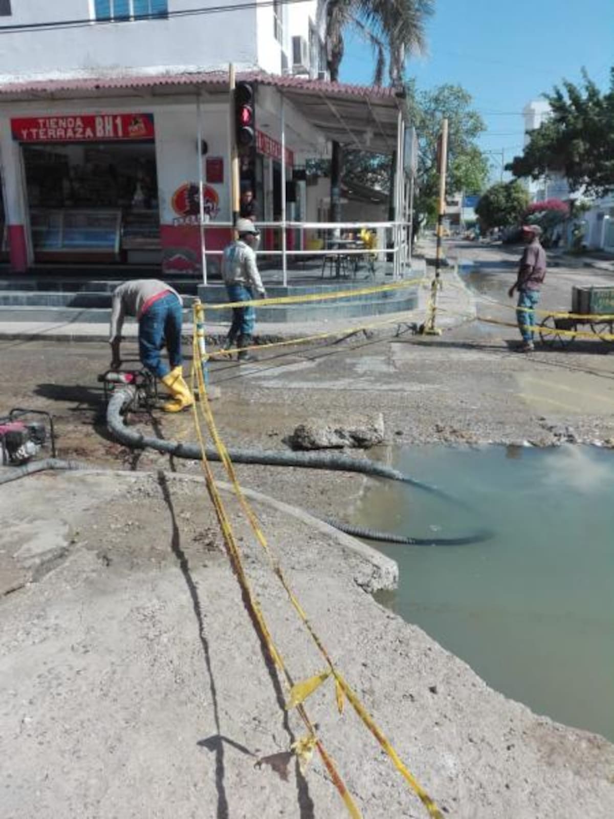 Contratistas de Aguas de Cartagena arreglan el daño ocurrido en una línea de conducción de 12 pulgadas de diámetro.