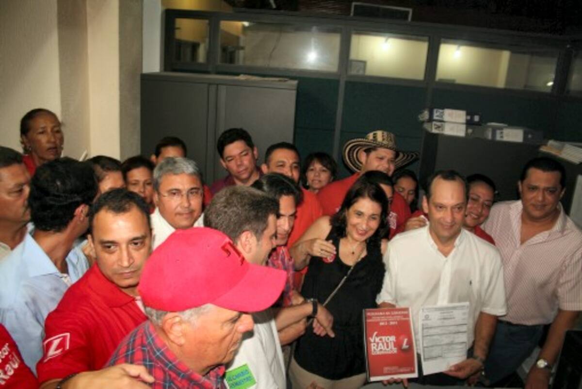 Oyola inscribió el programa de gobierno en compañía de su esposa Marta Torres.