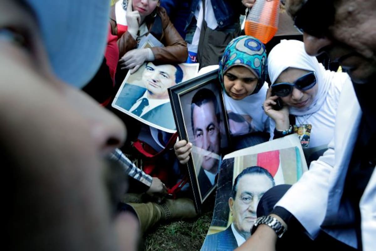 Los partidiarios del expresidente egipcio Hosni Mubarak escuchan la decisión judicial. AP Amr Nabil