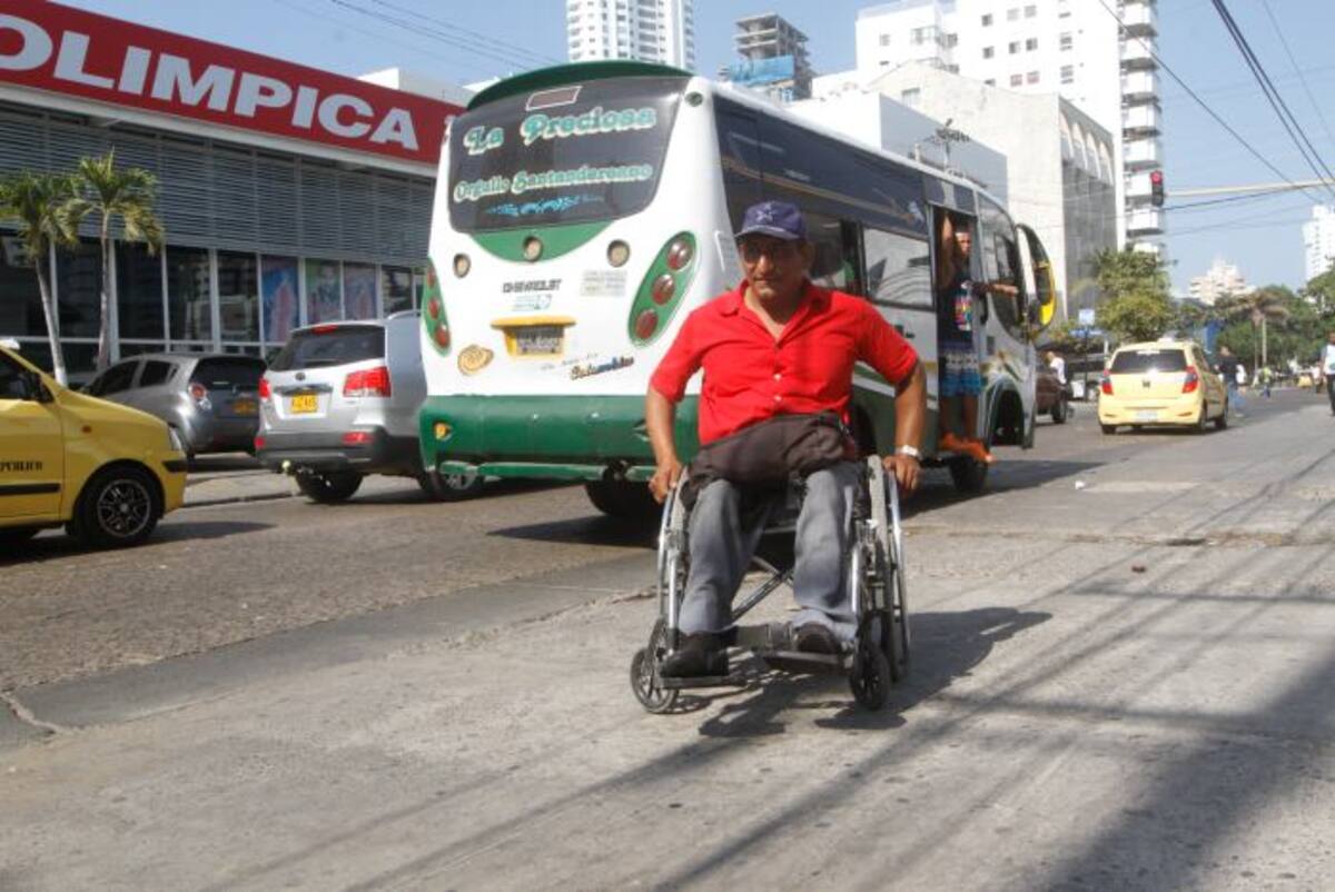 De 30 minutos a una hora se demora este hombre en convencer a algún conductor de que lo lleve. La mayoría dice que no pueden llevarlo porque les quita tiempo. JULIO CASTAÑO-EL UNIVERSAL