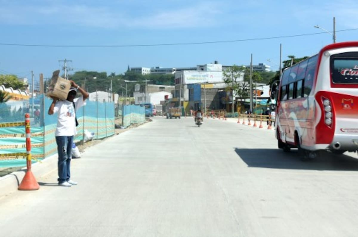 Los trancones, el polvo y la obstrucción de acceso a los negocios también preocupan a los comerciantes formales apostados en el tramo que va desde la Popa hasta la India Catalina AROLDO MESTRE - EL UNIVERSAL