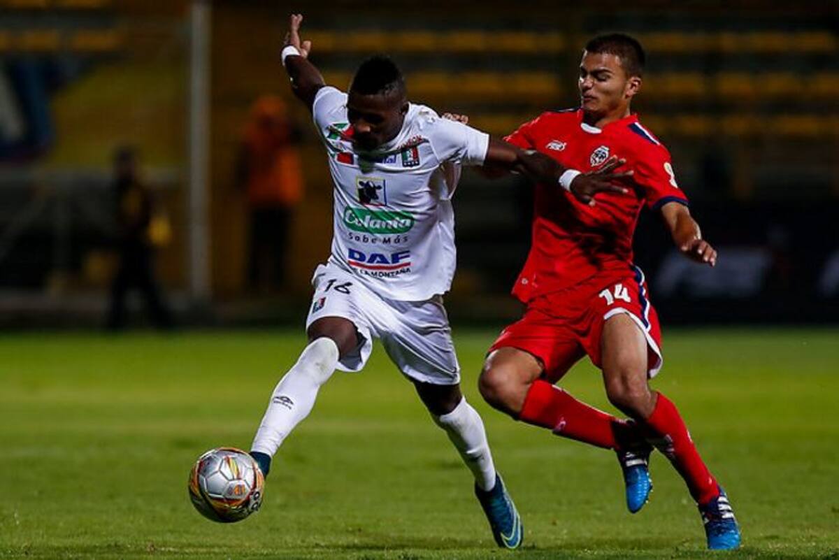 En el estadio de Techo Fortaleza F.C. empató 1 - 1 con Once Caldas en la fecha 06 de la Liga Águila I 2016. En la foto: Jhonier Viveros (Izquierda) y John Duque (Derecha). Cortesía.