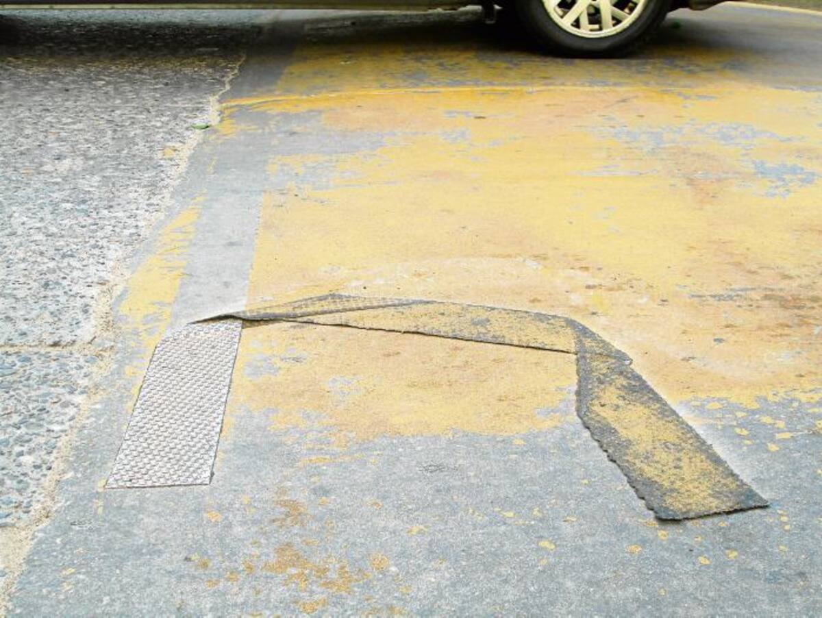 Muy poco duró la cinta reflectiva que el DATT fijo sobre los resaltos de la Cuarta Avenida, pues rápidamente fue removida por la fricción de las llantas de los carros. PEDRO TORRES, GENTE BAHÍA-EL UNIVERSAL