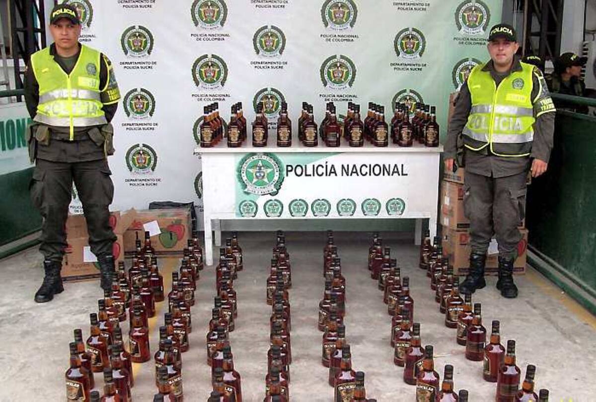 El licor de contrabando era transportado en un camión de una empresa de encomiendas.