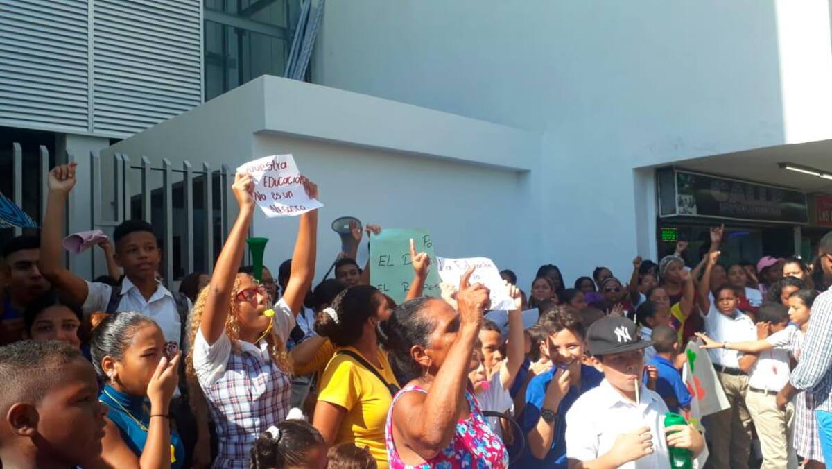 Los manifestantes se aglomeraron en las afueras de la Secretaría de Educación. // Julio Castaño