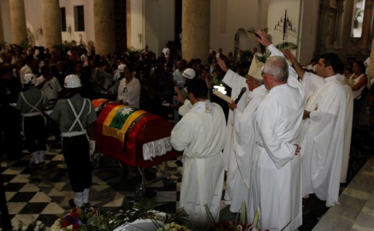 El Arzobispo de Cartagena, Jorge Enrique Jiménez en compañía de otros sacerdotes bendice el ataúd de Campo Elías Terán. Lorena Henríquez Laborde