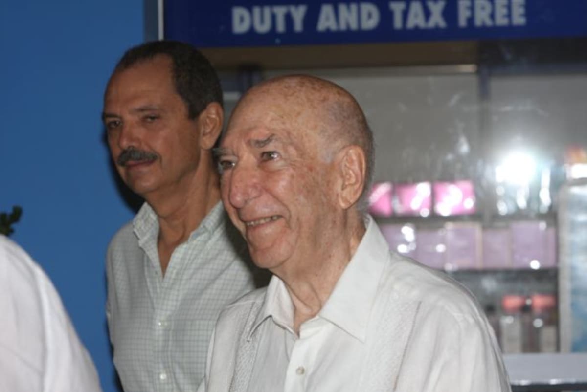 Rodolfo de la Vega, con el director de El Universal, Pedro Luis Mogollón. ARCHIVO