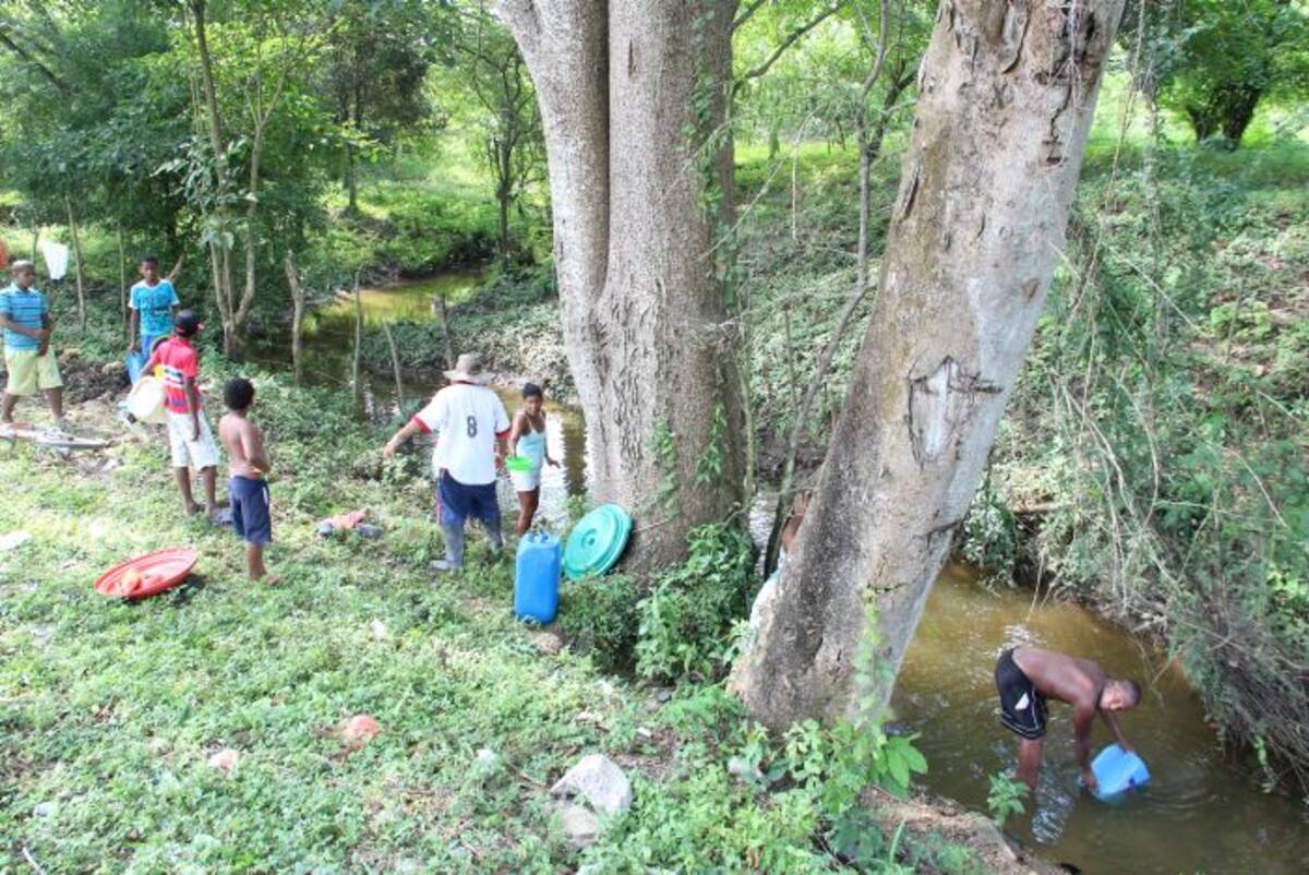 En busca de agua, las personas acuden a los arroyos que bajan desde Turbaco. Gabriel J. García G.