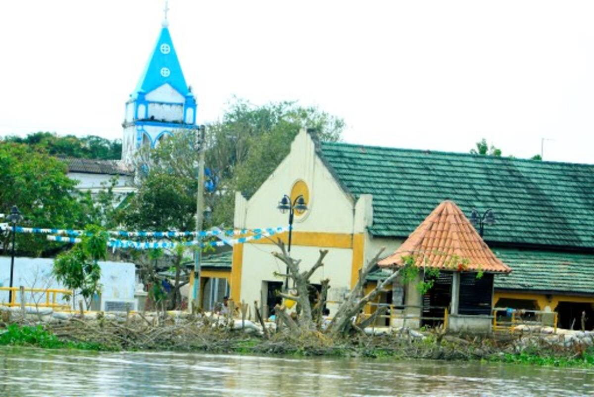 Pese a la inundación de Soplaviento, muchos habitantes esperan que las aguas bajen y todo vuelva a una normalidad imposible.