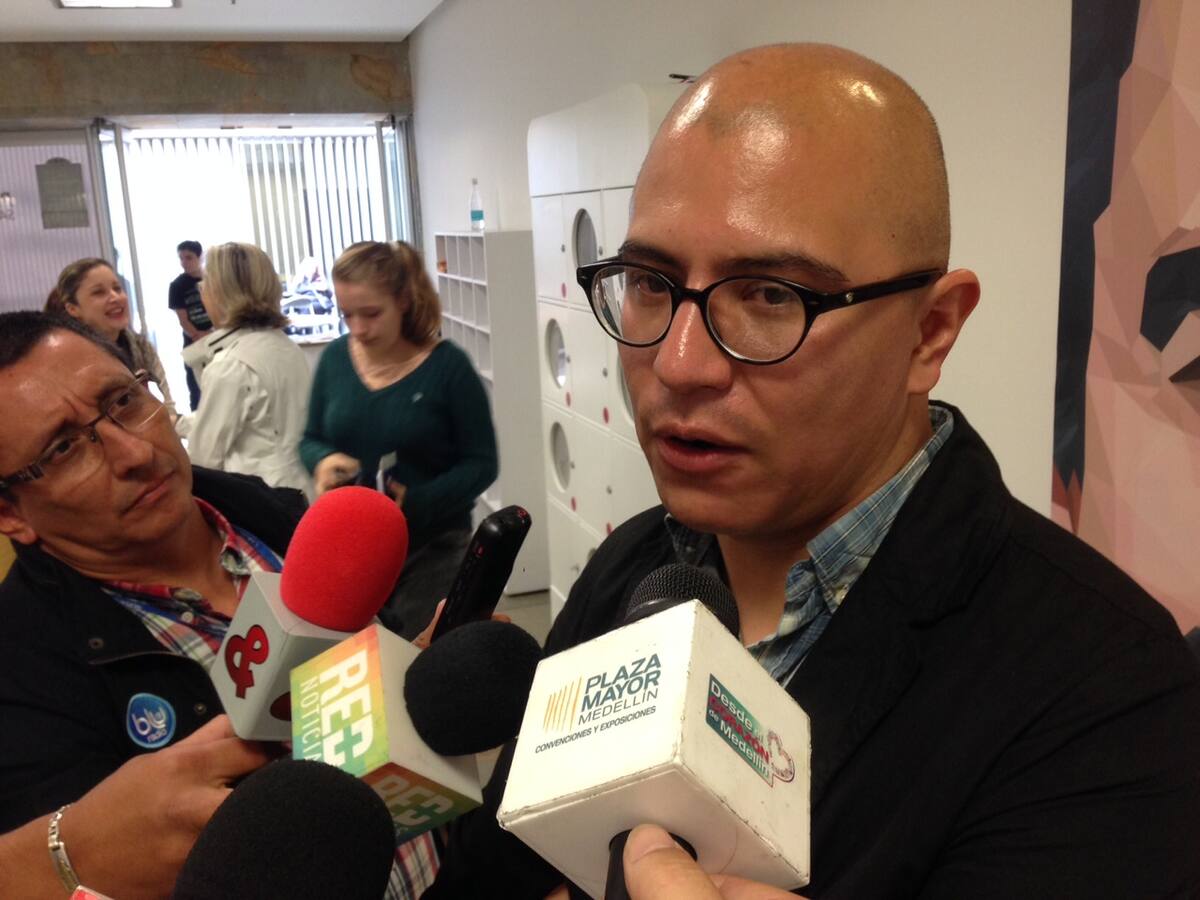 Rafael Cabrera, del equipo de Carmen Aristegui, ganadores en la categoría Cobertura. MONICA CASILLA - EL UNIVERSAL