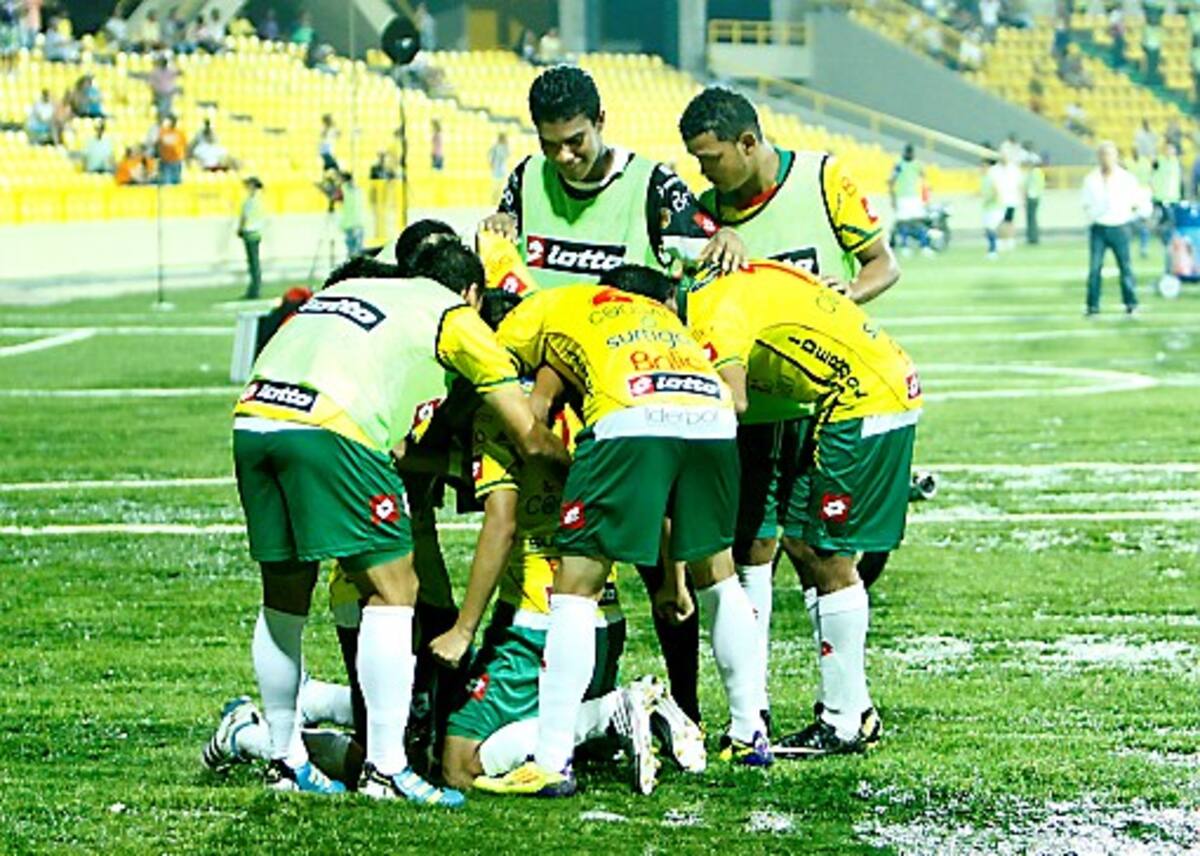 Los jugadores del Real Cartagena festejan el triunfo 3-2 sobre Millonarios. JULIO CASTAÑO /EL UNIVERSAL /