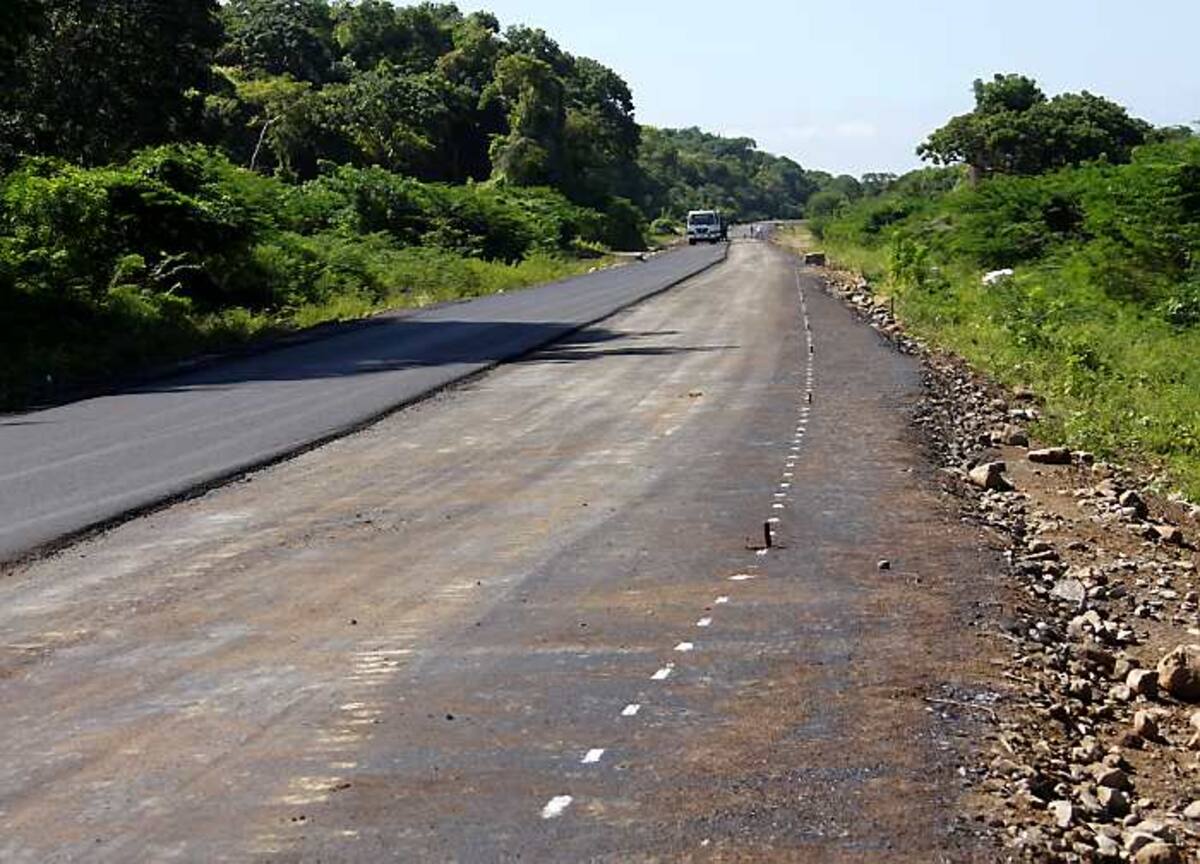 La base con el sellador y el asfalto son dispuestas de manera simultanea en la Transversal de Barú. Los 32 km de la vía tendrán una capa de asfalto de 6 metros de ancho y 9 centímetros de grosor. ZENIA VALDELAMAR SOTELO-EL UNIVERSAL