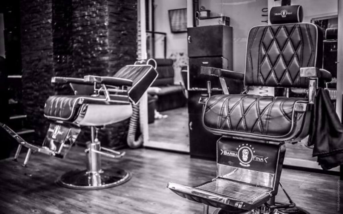 BARBA FINA. La barbería tiene cómodas y grandes sillas para atender bien al cliente. CORTESÍA