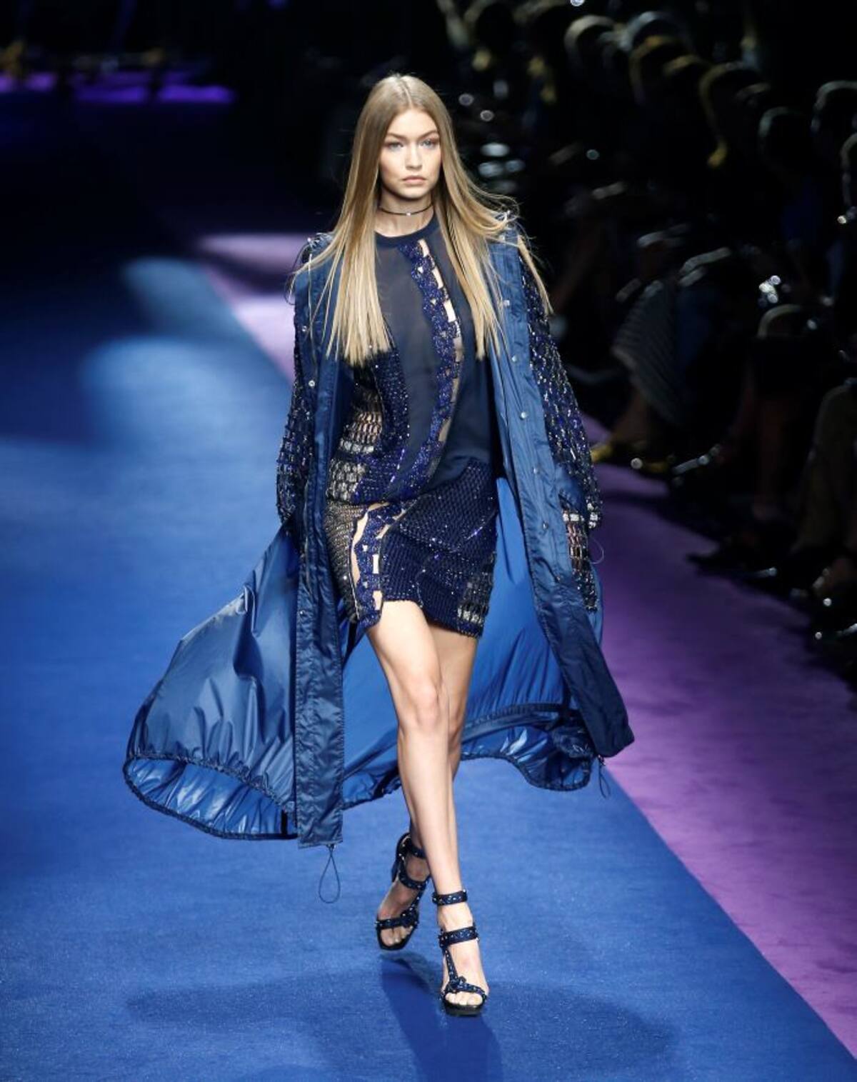 La modelo británica Gigi Hadid luce un atuendo de Versace.