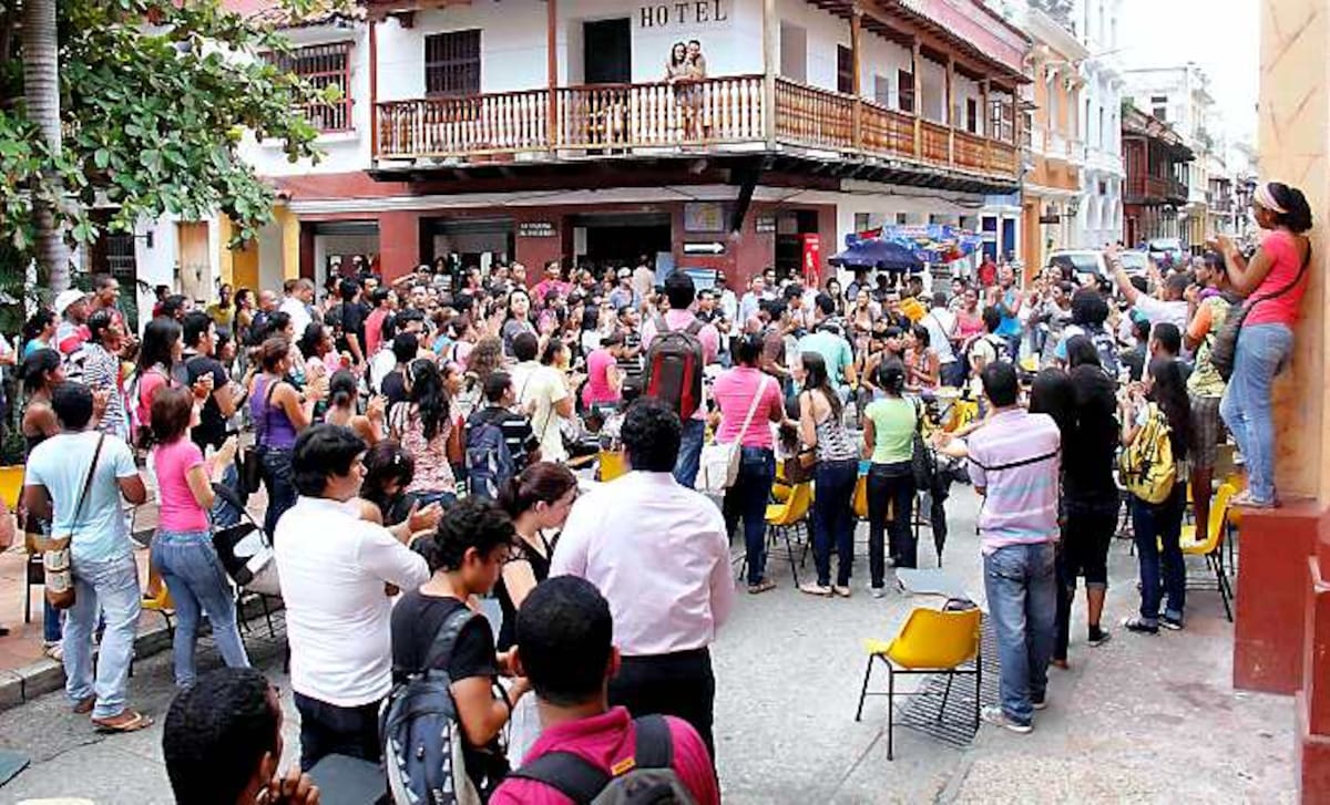 Los estudiantes se tomaron al-gunas calles del Centro conti-guas a la sede del Claustro San Agustín. Kailline Giraldo El Universal