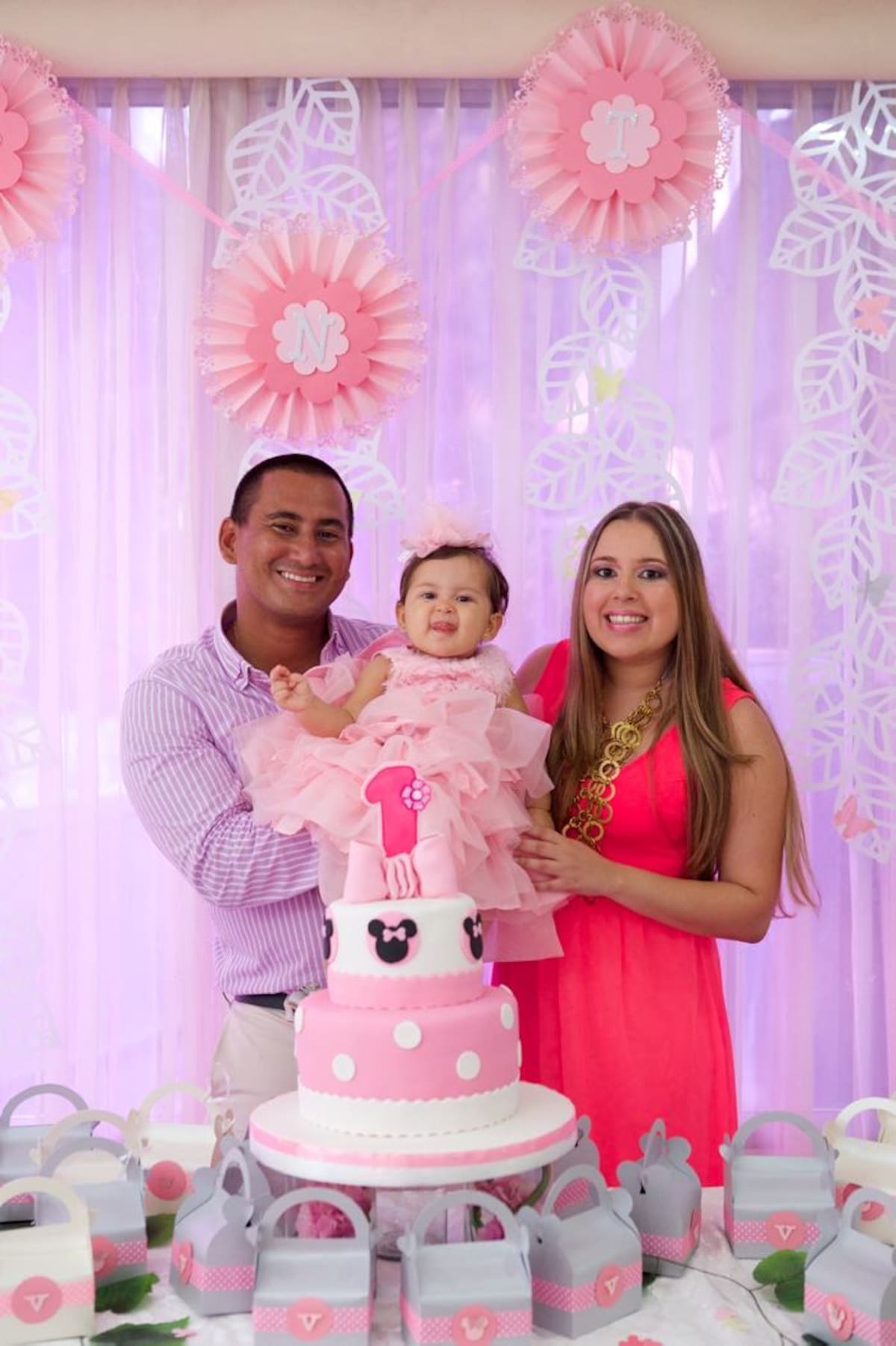 José David Niebles; la cumplimentada, Valentina Niebles Carvajal y Marcela Carvajal.