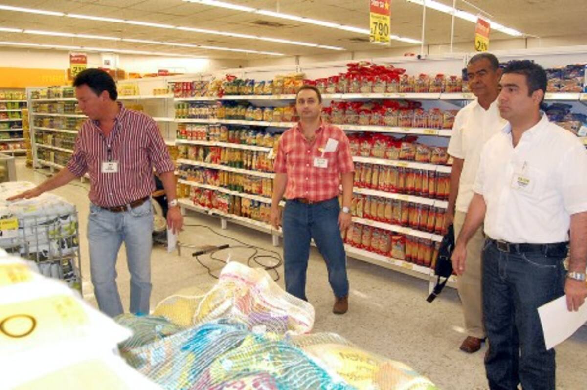 Javier de la Cruz, Jefe Distrito Costa Caribe; Jaime Olmos, gerente Supermercado Centro y Alexander Pérez, gerente San Francisco, mostraron a la prensa el nuevo proyecto.