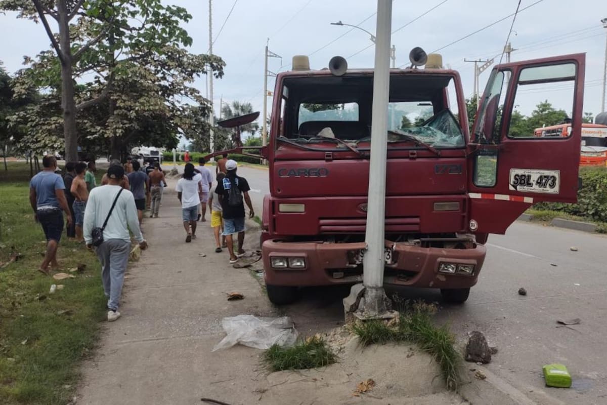 ¡Terrible! Niña de 9 años murió al caerle la llanta de una tractomula en la cara