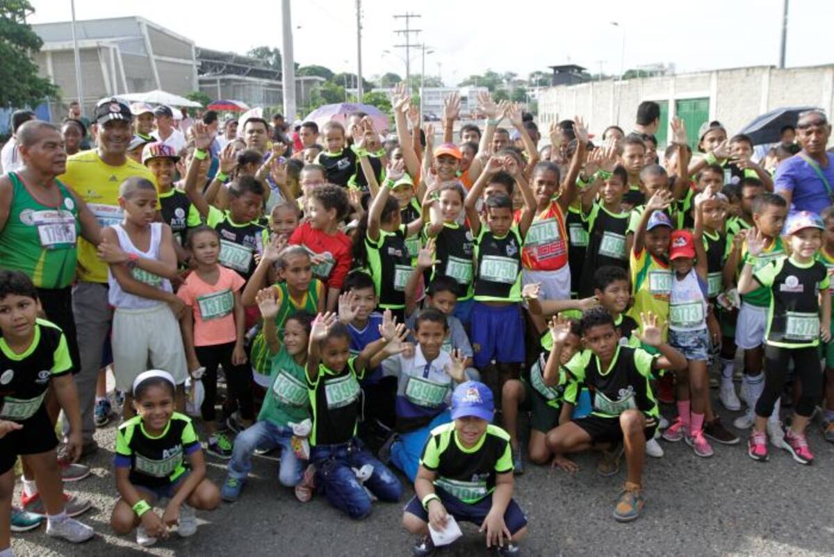 Más de 500 personas, entre niños, jóvenes y adultos mayores, corrieron en nombre de los que han sido víctimas del conflicto armado en Colombia y Bolívar. Julio Castaño-El Universal.