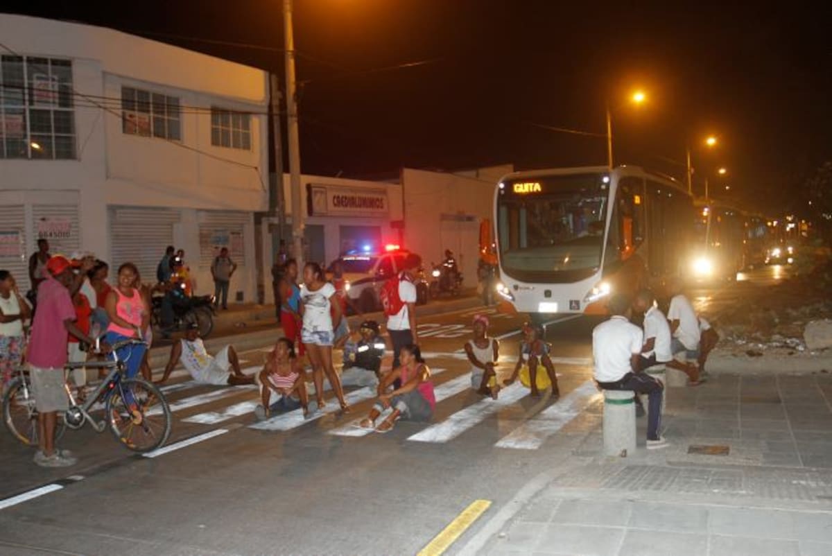 Desde las primeras horas de la noche, la comunidad salió a la calle. Claudia Fortich - El Universal