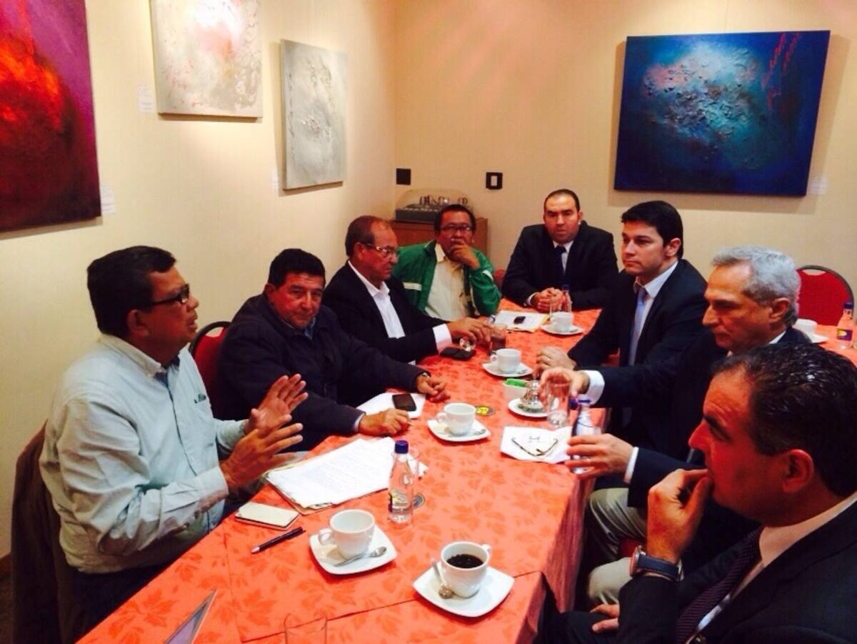 Los agricultores y ganaderos de Córdoba reunidos con el Ministro de Agricultura, acompañados por el senador Daniel Cabrales.