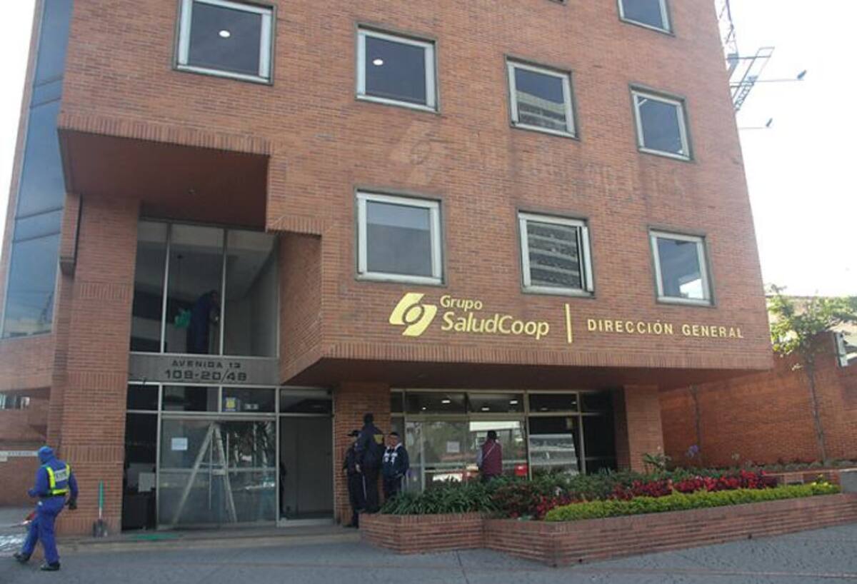 En la madrugada estallo una bomba en la sede de Saludcoop de la 109 con autopista norte. COLPRENSA