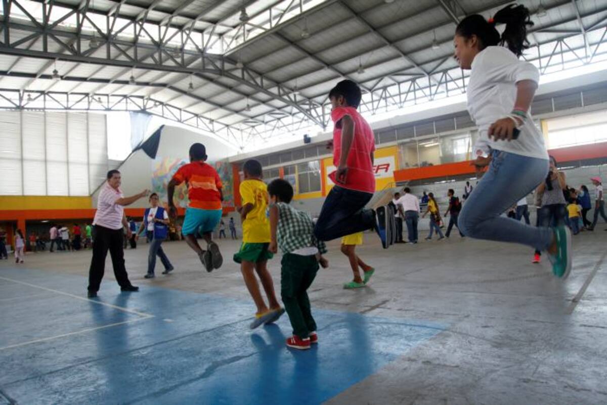 Diversas actividades lúdicas entre padres e hijos se realizaron ayer en el evento, desarrollado en el Coliseo de Combate. Aroldo Mestre-El Universal