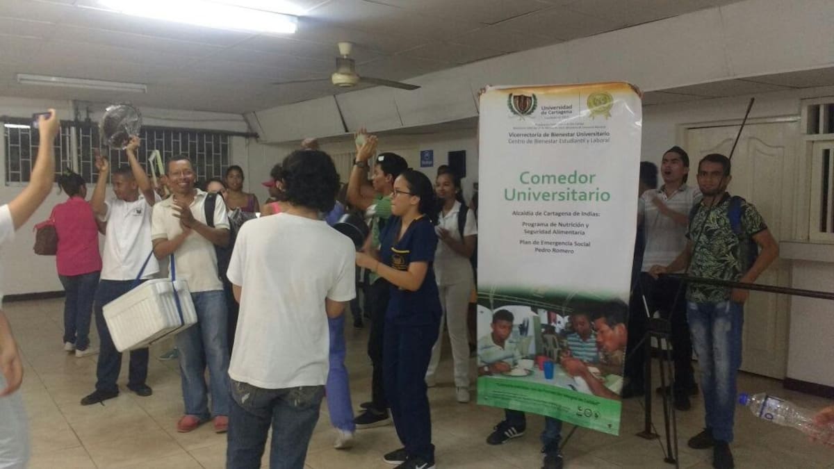 Cacerolazo protagonizado por estudiantes de la U. de C. por terminarse contrato del comedor de almuerzos en lo que resta del semestre. Cortesía