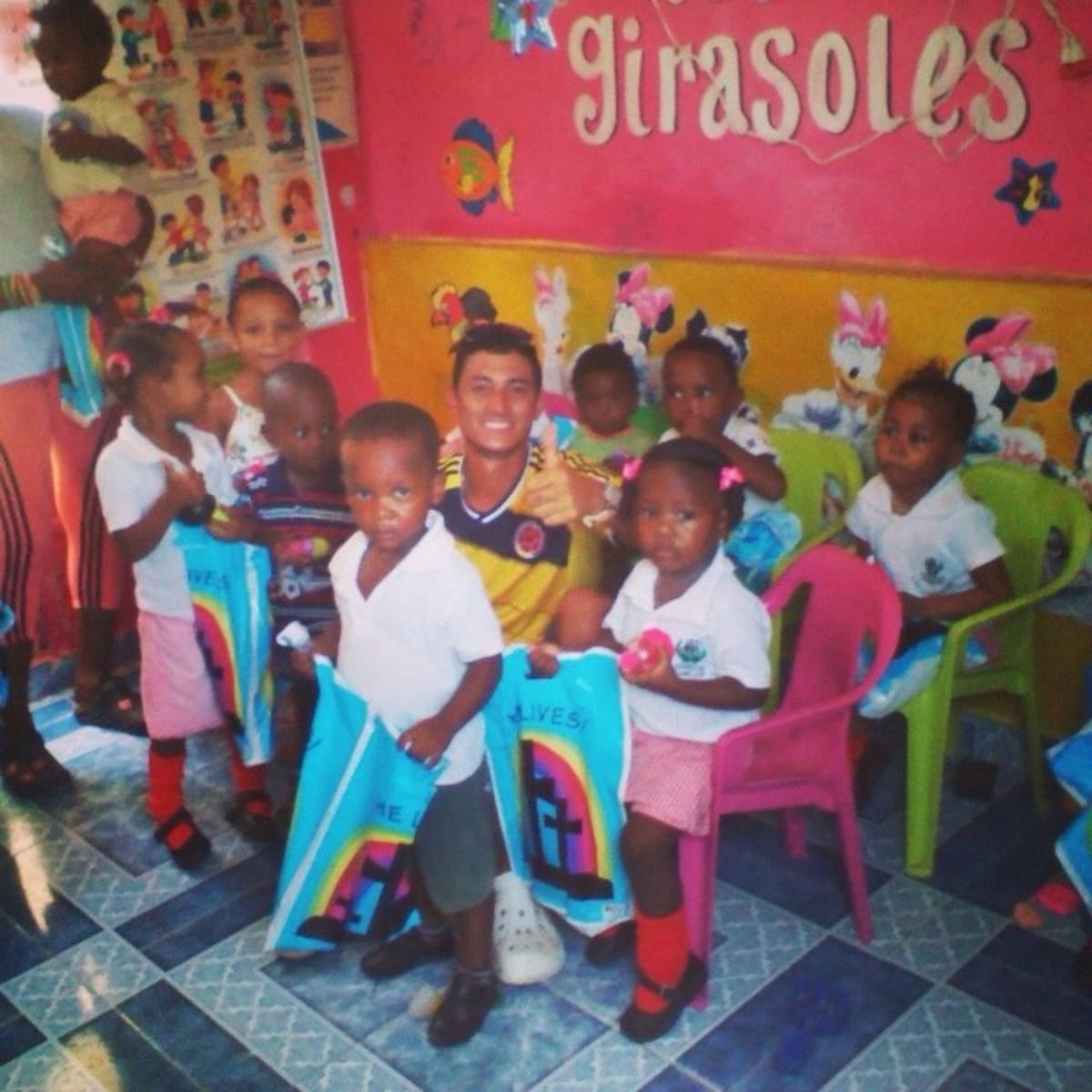 El Mono repartiendo juguetes en guarderías de la isla. Cortesía
