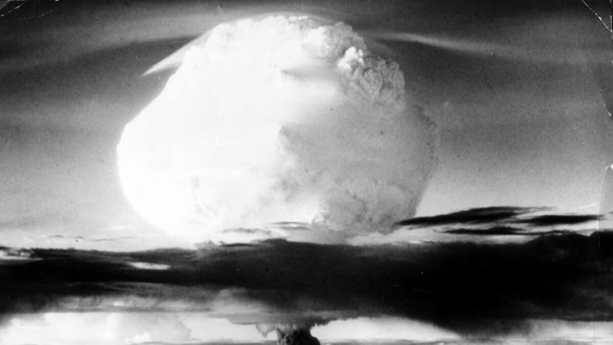 - La bomba de hidrógeno o termonuclear, llamada bomba H, se basa en el principio de la fusión nuclear y libera una energía superior a las temperaturas y a las presiones solares. AP