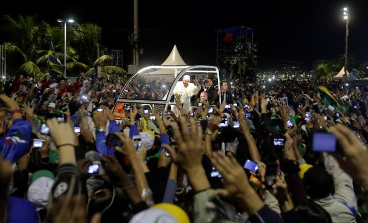 Francisco en el papa móvil destapado FOTOS AFP Y AP