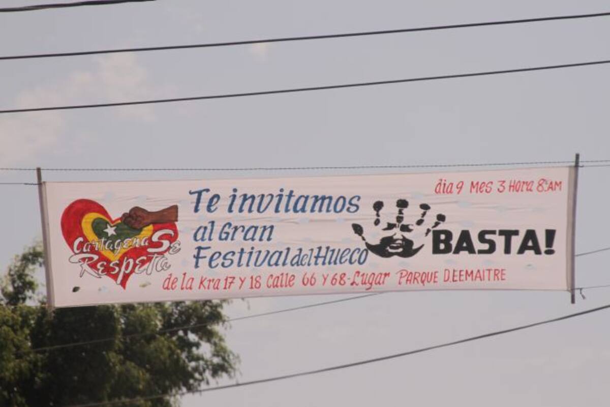 Los habitantes de Daniel Lemaitre organizaron un festival para pedirle al Distrito la intervención de la vía principal del barrio, pavimentada hace más de 30 años. Jairo A. Cárdenas A.