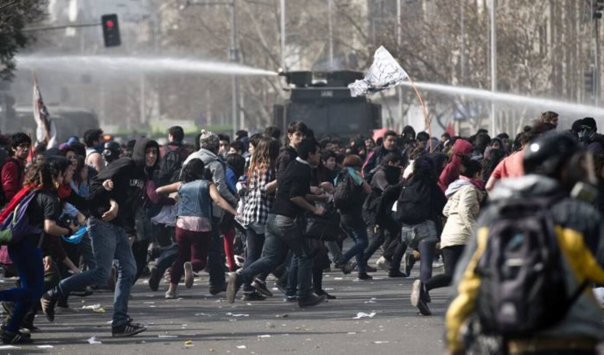 Los estudiantes recorrieron más de 20 cuadras con la marcha. AFP MARTIN BERNETTI