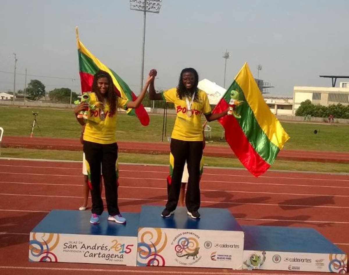 Giselly Landazury y Estefany Rodríguez en el podio del salto triple. CORTESÍA