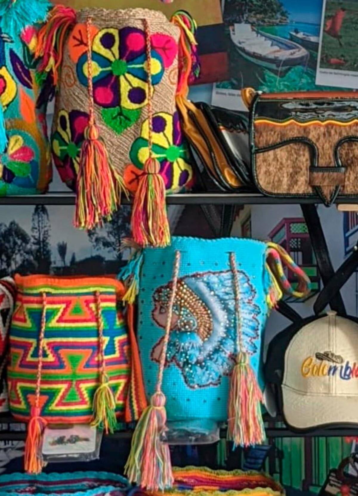 Algunas de estas mochilas con incrustaciones de piedras tienen más de 8 horas de dedicación artesanal.
