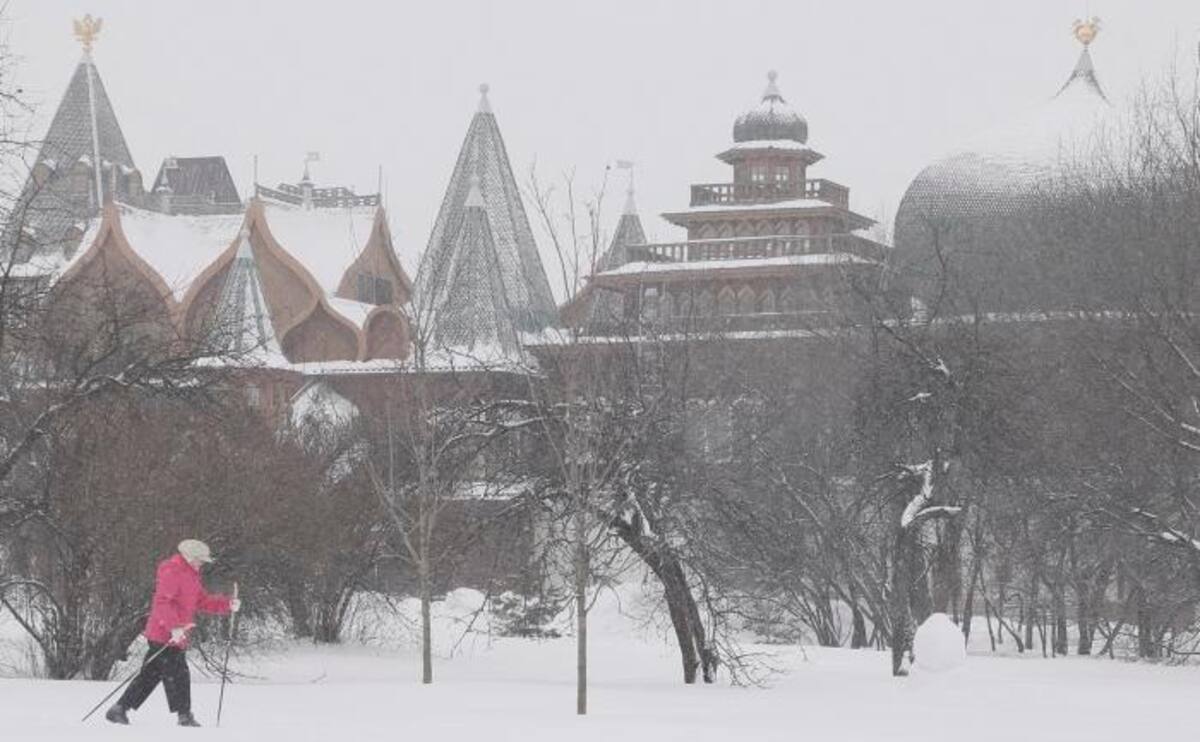 Moscú fue golpeada por una fuerte nevada, que se espera que continúe durante los próximos tres días. Las temperaturas en la capital rusa bajaron a menos 15 grados centígrados. EFE MAXIM SHIPENKOV