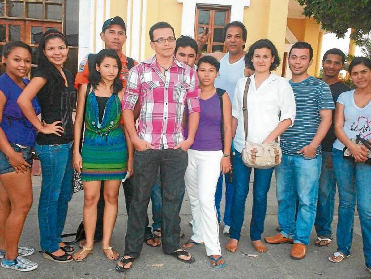Integrantes de Tacasaluma que viajaron al Iberoamericano de Teatro.