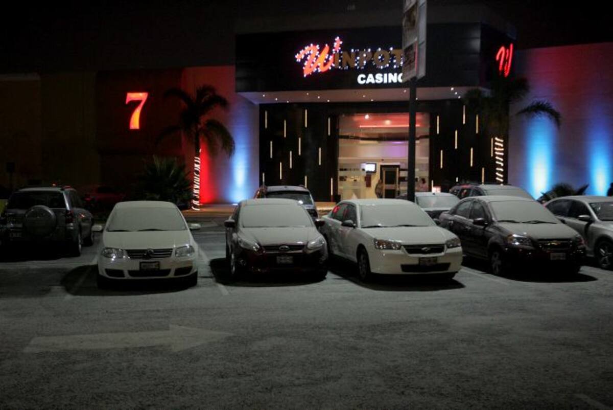 Carros llenos de cenizas volcánicas en un estacionamiento en Puebla, México. AP Joel Merino