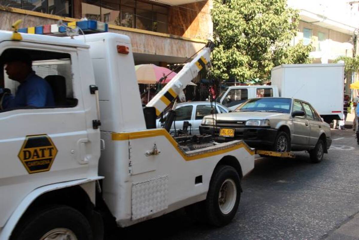 Cuatro automóviles fueron mandados a los patios por estar mal parqueados. MIGUEL MONTES CAMACHO - EL UNIVERSAL