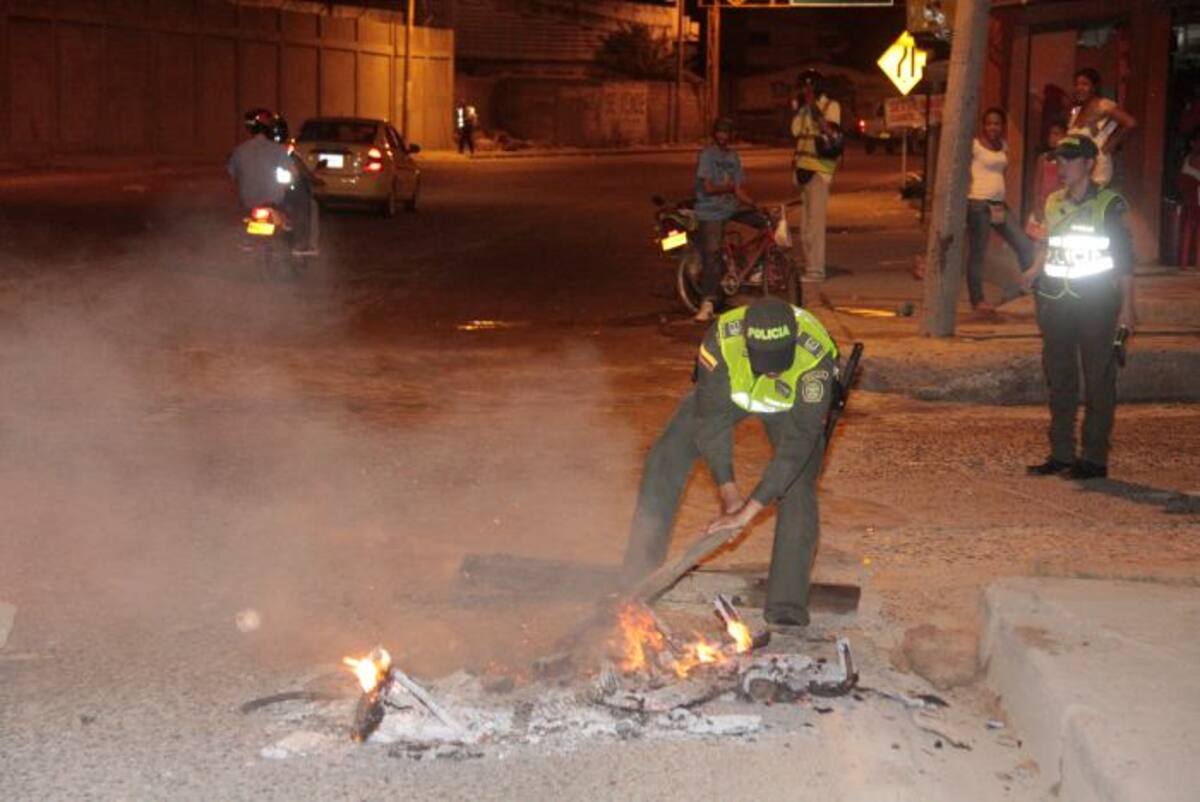 Uniformados de la Policía Nacional retiraron los objetos de la carretera. Nayib Gaviria Amador