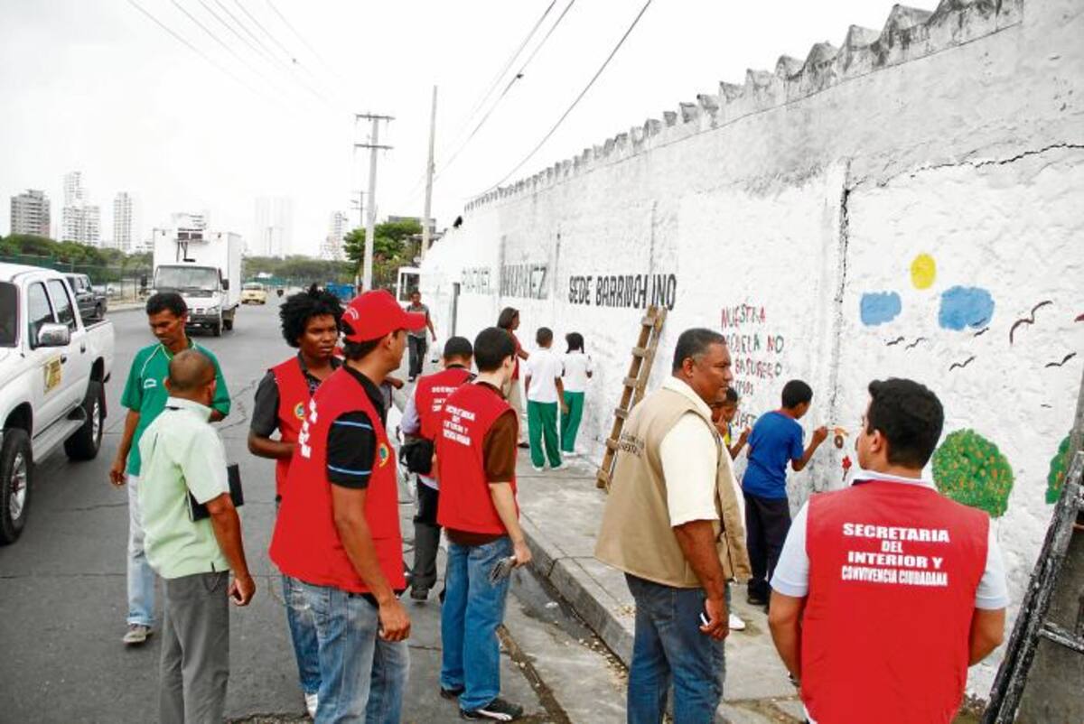 Los niños de la Institución Educativa Rafael Núñez pintaron las paredes del colegio y limpia-ron su –entorno. FOTO OSCAR DIAZ-ELUNIVERSAL