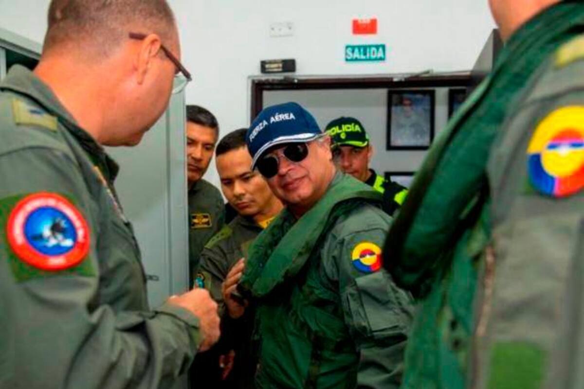 “Contradictorio”: critican a Petro por comprar aviones de guerra a los que se oponía