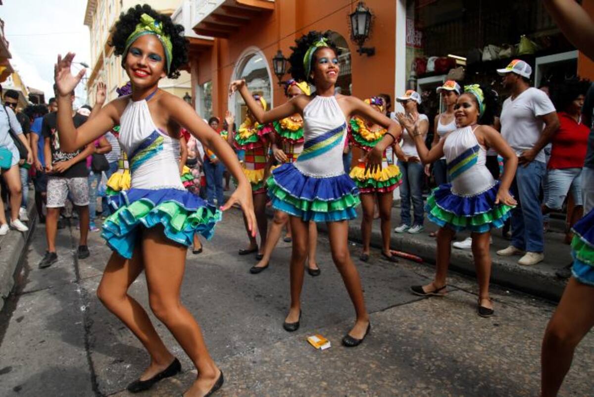 Niñas bailarinas en la Calle de la Moneda. Aroldo Mestre.