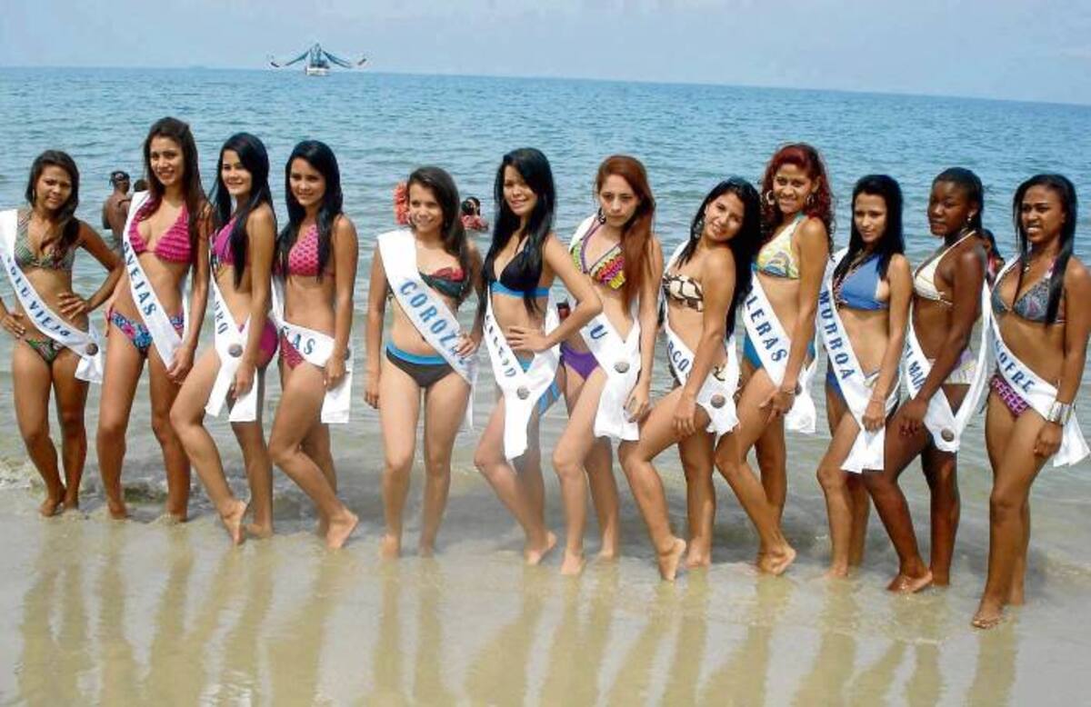 Un grupo de 12 jovencitas participaron en el Festival del Sol y del Mar en el Rincón del Mar en San Onofre.